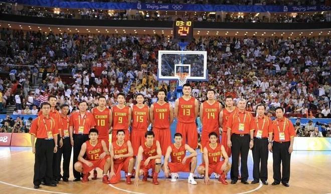 中国男篮动态更新!曾凡博休养18天后归队,杨瀚森月中回归,胡明轩开始营业,高诗岩赴美治疗