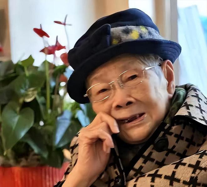 离婚20多年后，李敖给昔日恋人胡因梦送玫瑰并直言：再美丽，你也50岁了