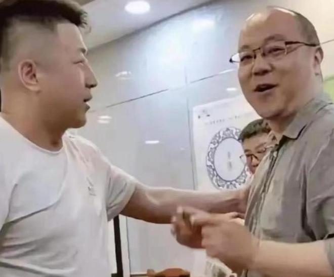 冲上热搜!一公司公告:社会不明人员及某公司员工等百余人强行闯入,撬开保险柜,抢走公司印章