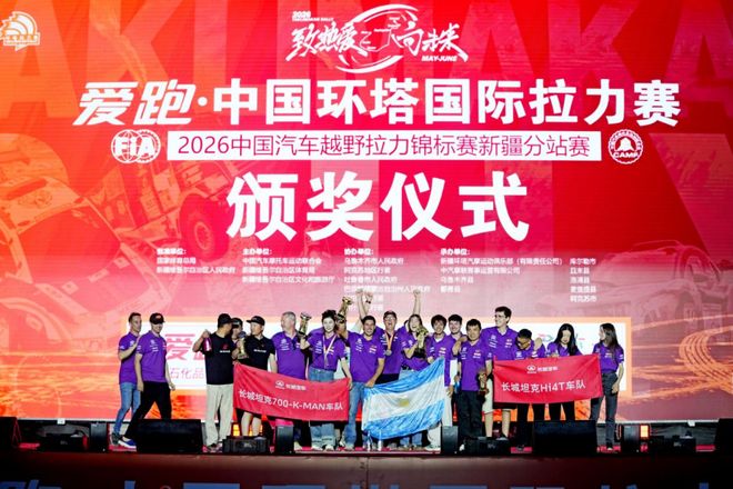 45岁金·卡戴珊扮成13岁女儿，网友：母女俩像双胞胎