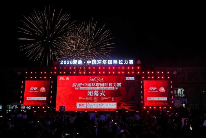 45岁金·卡戴珊扮成13岁女儿，网友：母女俩像双胞胎